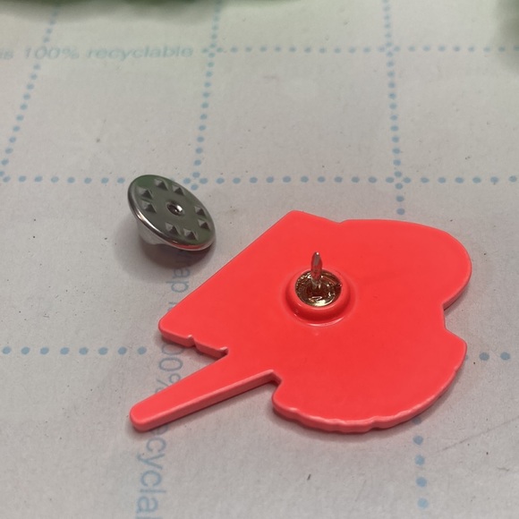 Nike Worldwide Pin with laces/ NEW !!! - Picture 4 of 7